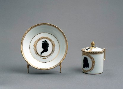 Porslin. Kopp med lock och fat. Dekor av guld och ett svart profilporträtt - Hallwylska museet - 89147