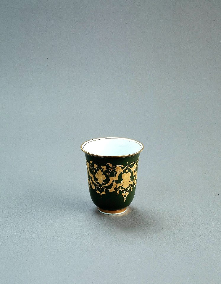 Porslin. Kopp. Grönt och guld i dekoren - Hallwylska museet - 89186