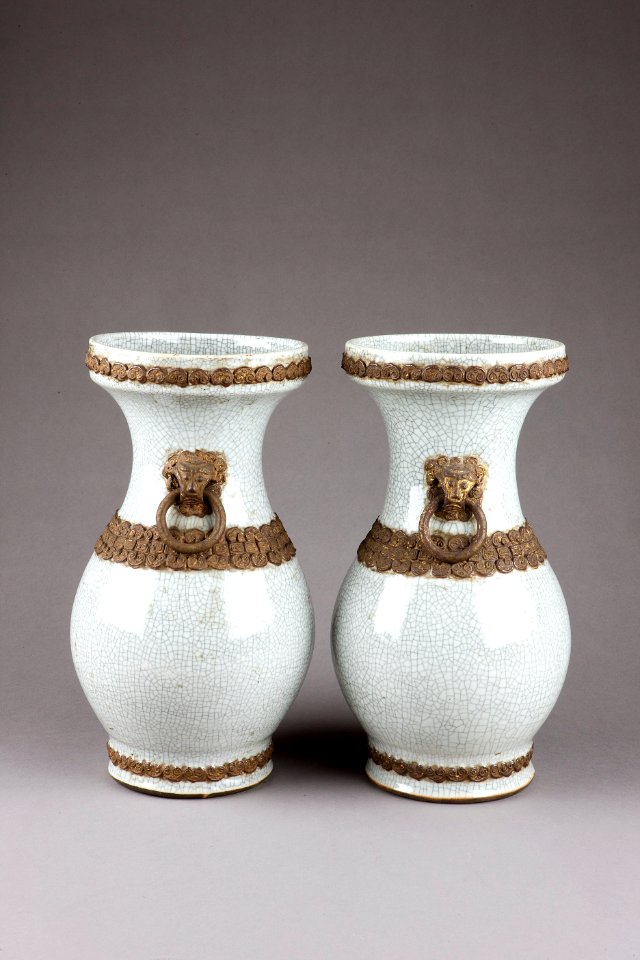 Porslinsvaser med lejon, gjorda i Kina 1662-1722 - Hallwylska museet - 96133