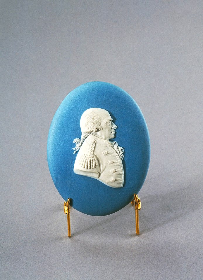 Porslin. Medaljong. Vit figur mot blå bakgrund. 1700-talets slut - Hallwylska museet - 89089
