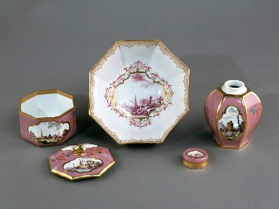 Porslin. Servid med lila - rosa och guld i dekoren - Hallwylska museet - 89207