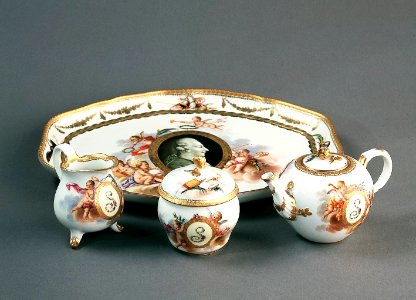 Porslin. Servis med bricka, porträtt och guld i dekoren - Hallwylska museet - 89190