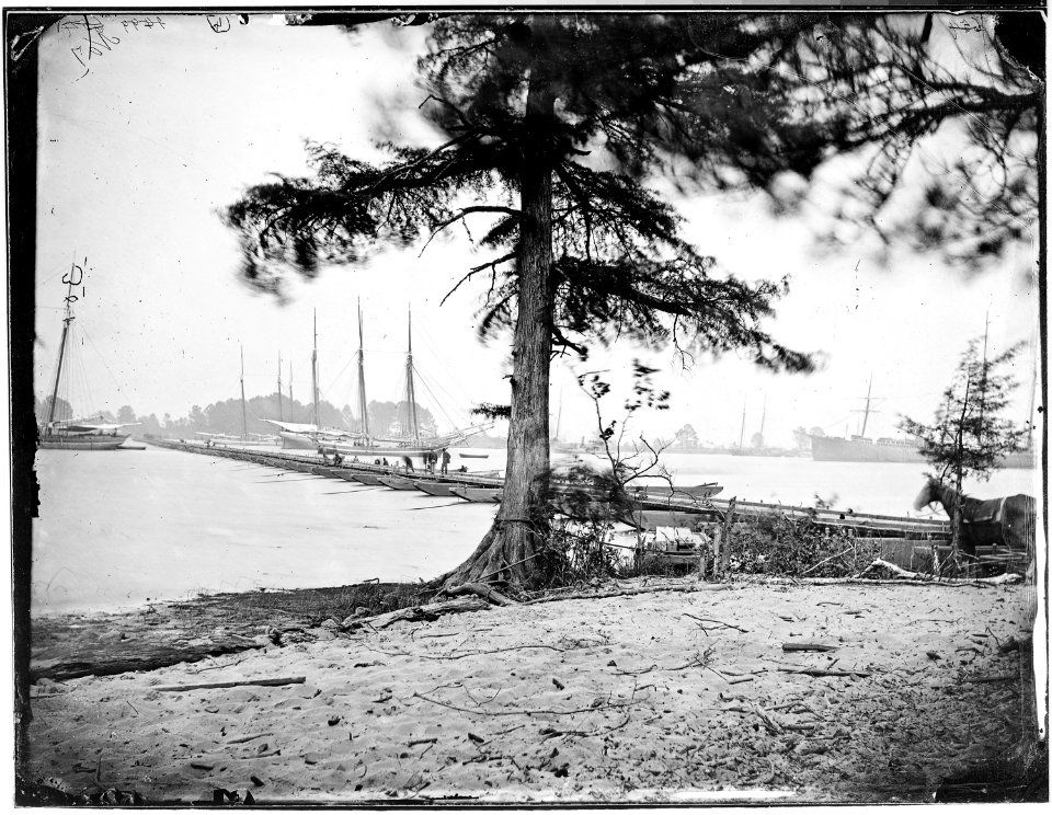 Pontoon bridge across James River - NARA - 524720