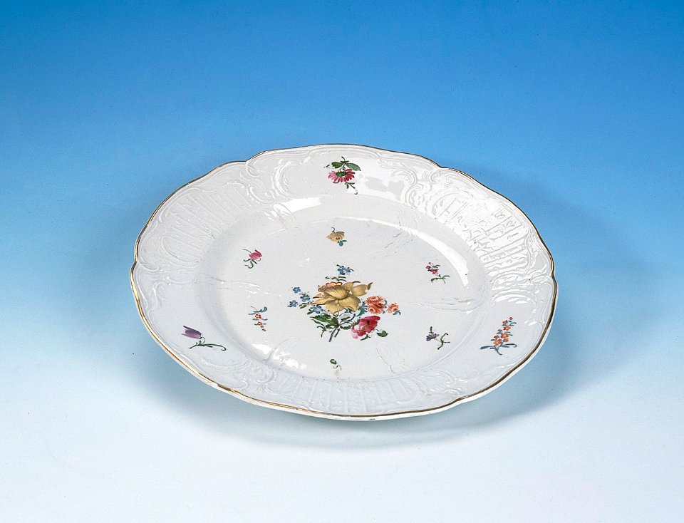 Porslin. Tallrik med blomsterdekor - Hallwylska museet - 89123