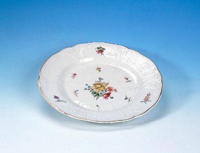 Porslin. Tallrik med blomsterdekor - Hallwylska museet - 89123