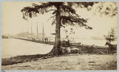 Pontoon bridge across James River at Powhatan Point on which Army of Potomac crossed, June, 1864 LCCN2012649833