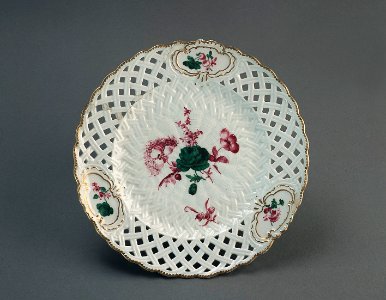 Porslin. Tallrik med blomsterdekor och genombruten kant - Hallwylska museet - 89158