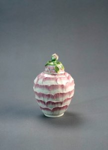 Porslin. Teburk i form av en blomsterknopp - Hallwylska museet - 89149