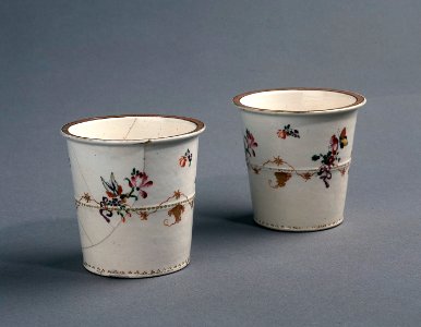 Porslin. Två bägare med blomsterdekor - Hallwylska museet - 89109