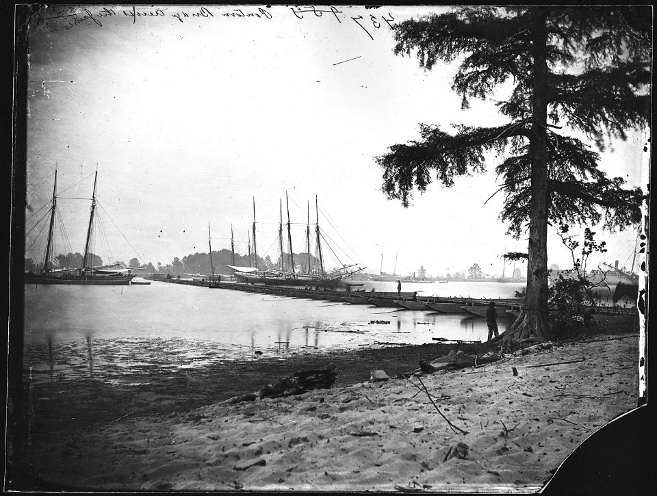 Pontoon bridge across James River, Va. 1864-5 - NARA - 524857