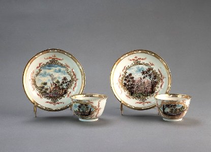 Porslin. Två koppar med fat. Guld och naturmotiv i dekoren - Hallwylska museet - 89193