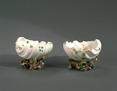 Porslin. Två saltkar, vita med blomsterdekor - Hallwylska museet - 89293