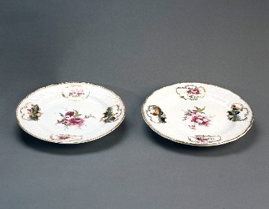 Porslin. Två tallrikar, vita med blomsterdekor - Hallwylska museet - 89182