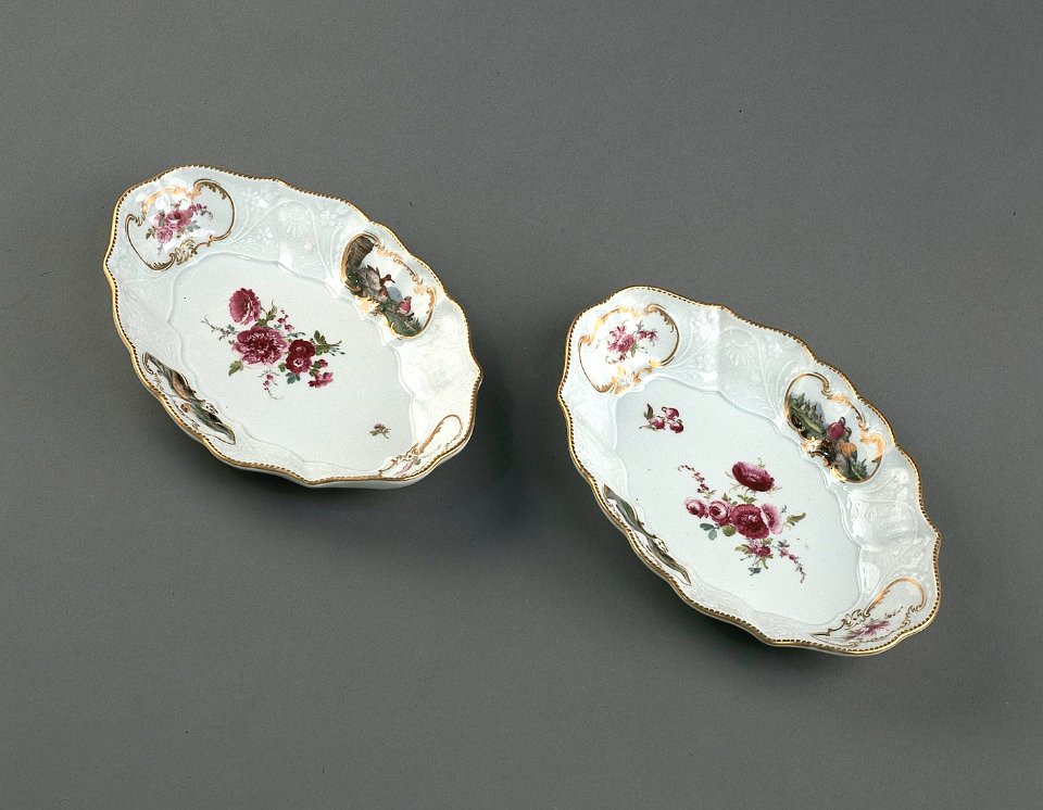 Porslin. Två vita fat med guld och blommor i dekoren - Hallwylska museet - 89227