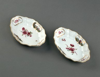 Porslin. Två vita fat med guld och blommor i dekoren - Hallwylska museet - 89227