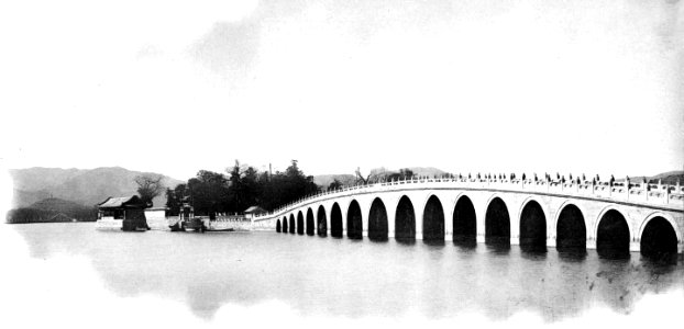 Pont de marbre conduisant à l’île qui se trouve au milieu du lac du Palais d’Été