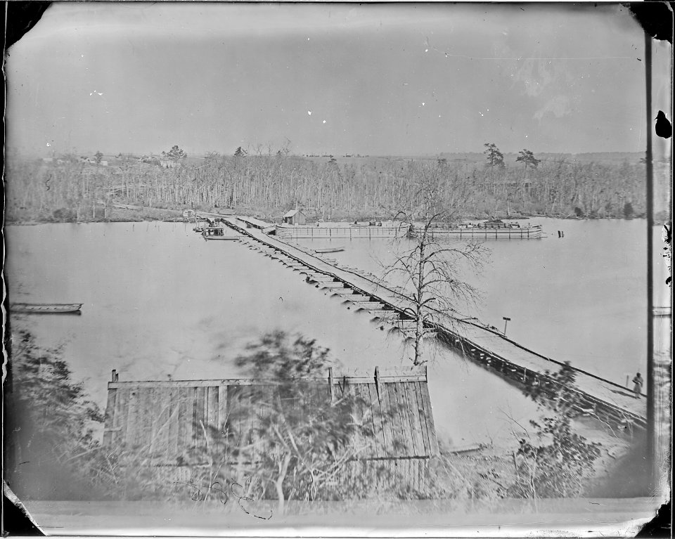 Pontoon bridge at Broadway landing, Appomattox River, 1864-65. (4167000158)
