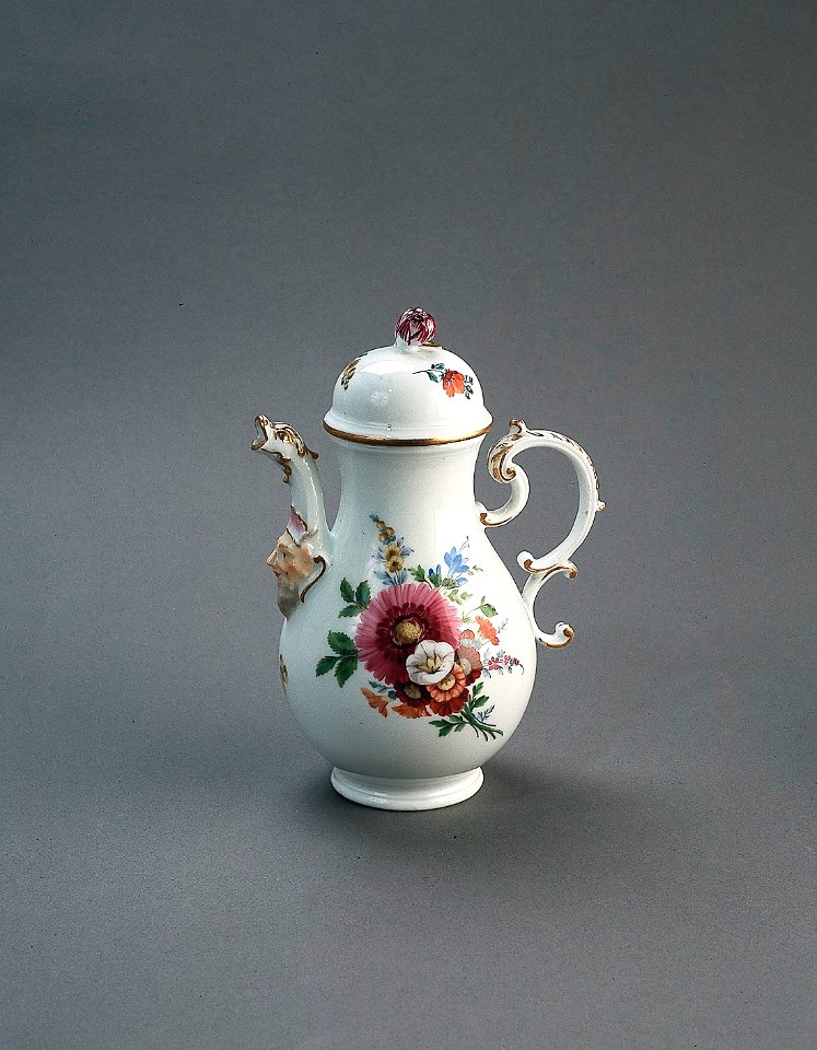 Porslin. Vit kaffekanna med blomsterdekor - Hallwylska museet - 89185