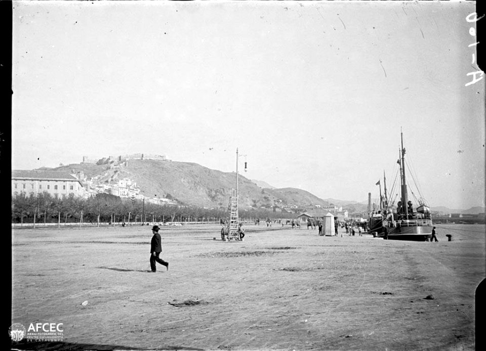 Port de Màlaga amb vaixells i gent i al fons el castell de Gibralfaro