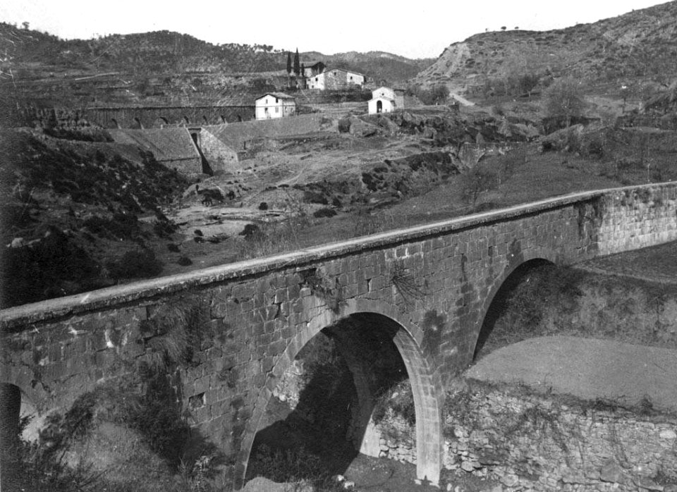 Pont dels Frares d'Olius i masies al fons