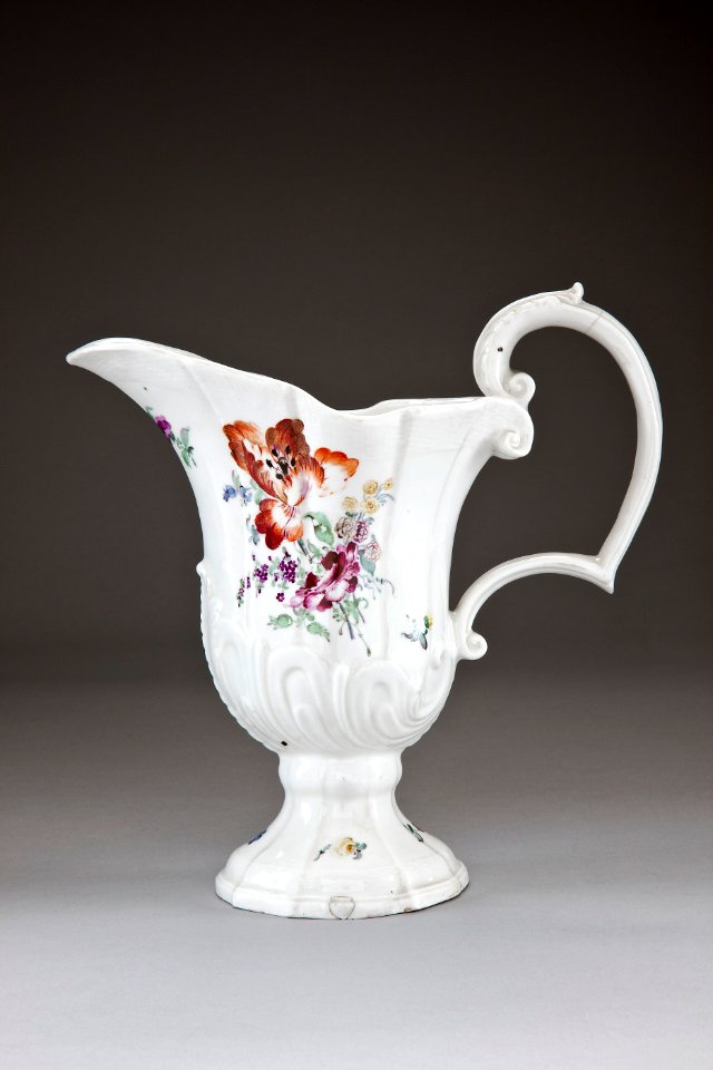 Porslinskanna av hjälmtyp från 1770-talet - Hallwylska museet - 93834