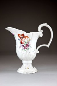 Porslinskanna av hjälmtyp från 1770-talet - Hallwylska museet - 93834