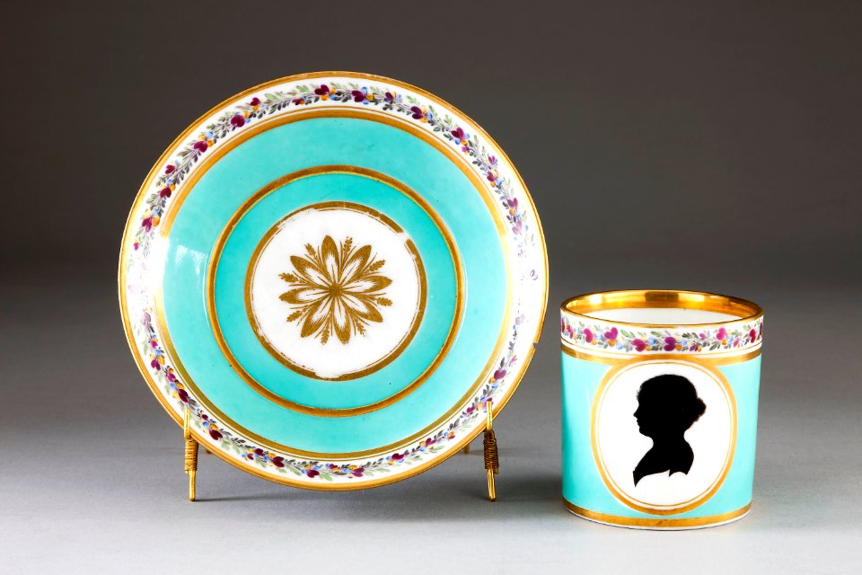Porslinskopp och fat med styvmorsvioler, från 1790-1805 - Hallwylska museet - 93868