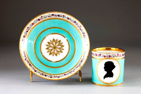 Porslinskopp och fat med styvmorsvioler, från 1790-1805 - Hallwylska museet - 93868