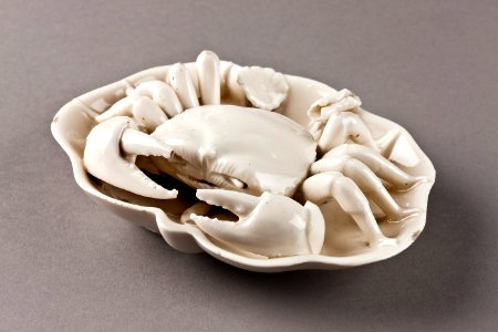Porslinskrabba på lotusblad gjord i Kina på 1600-talet - Hallwylska museet - 95454