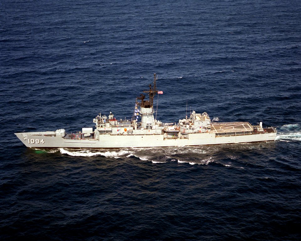 Port beam view of USS Pharris (FF-1094) on her way to Fleet Week New York 1989 DN-SC-89-09251
