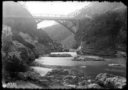Pont sobre el riu Llobregat per arribar al balneari La Puda