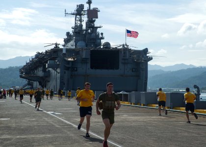 Port visit 141019-N-MQ001-042
