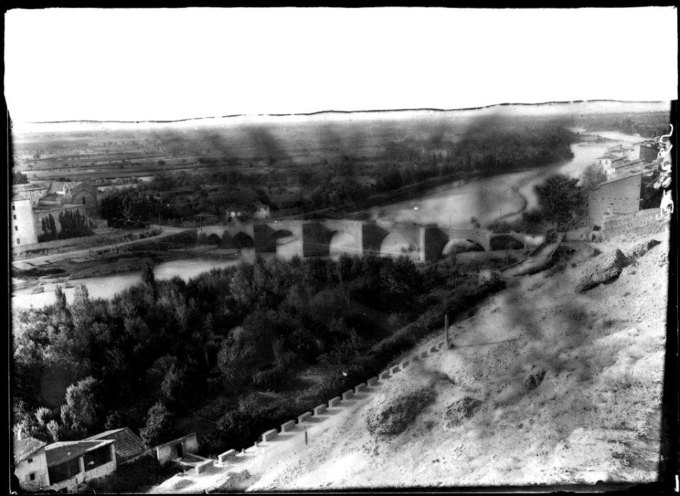Pont vell sobre el riu Segre al seu pas per Balaguer