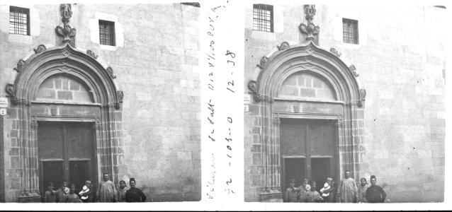 Porta d'una església a Vilassar de Dalt