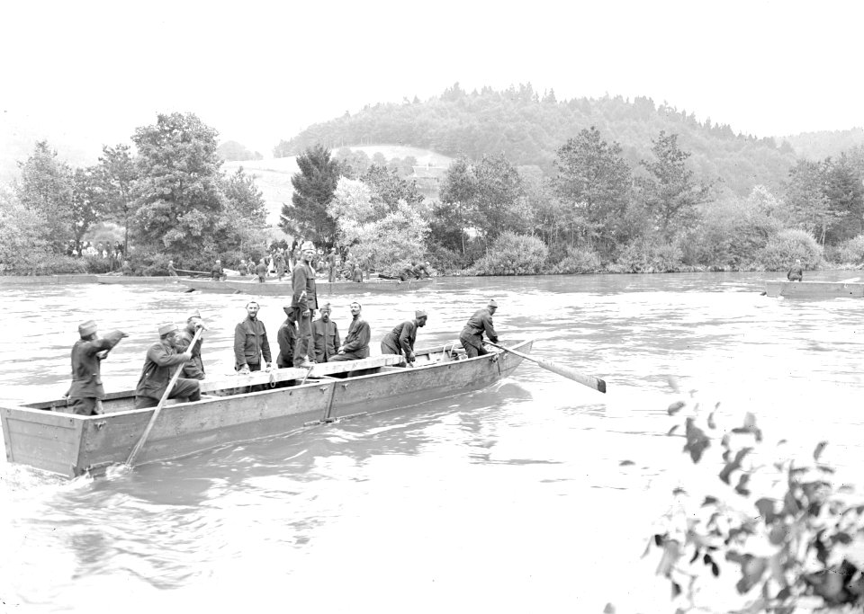 Pontoniere fahren ihre Boote auf der Aare in Position - CH-BAR - 3239921