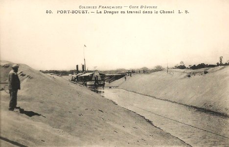 Port-Bouët-La Drague en travail dans le chenal