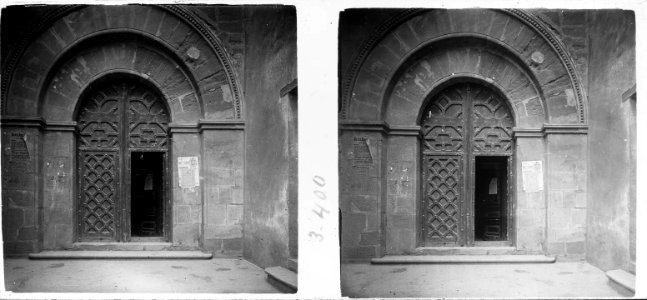 Porta lateral de l'església de Sant Martí