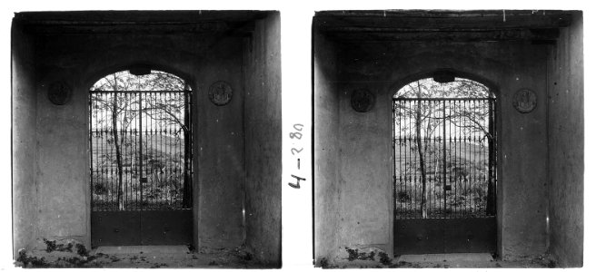 Porta amb claus de volta