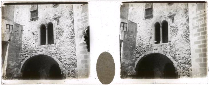 Porta romana de l'antiga Casa de les Beates del convent de Sant Domènec i la volta del Pallol