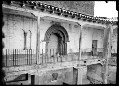Porta romànica en un claustre del Palacio Episcopal
