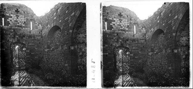 Porta tapiada de l'església de Santa Margarida a Martorell a contrallum