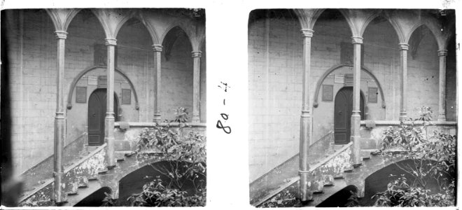 Porta d'un hospital a Lleida