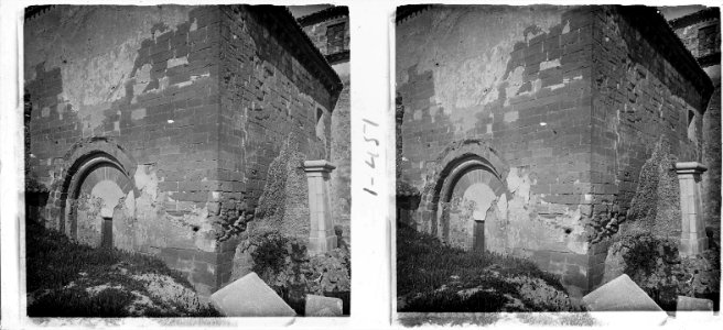 Portada antiga del santuari del Sant Crist a Balaguer