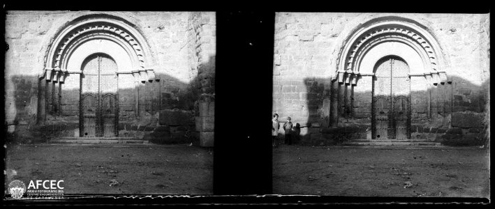 Porta de l'església de Sant Miquel de Castelló de Farfanya