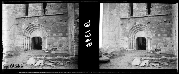 Porta de l'església del castell Monestir de Sant Miquel d'Escornalbou