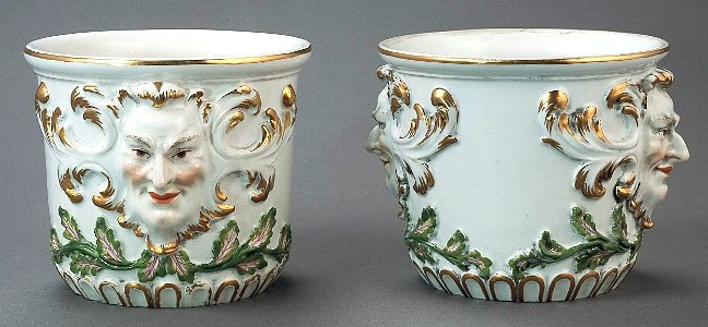 Porslin. Blomkrukor, två stycken, med ansikten och gulddekor - Hallwylska museet - 89166 (cropped)