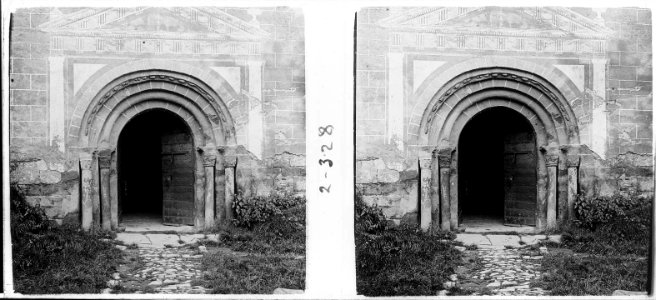 Portada de l'església de Vallfogona de Ripollès