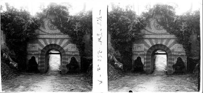 Porta del pas subterrani de la casa Nadal de Sant Feliu de Llobregat