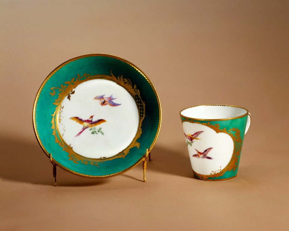 Porslin. Kopp med fat - Hallwylska museet - 48046