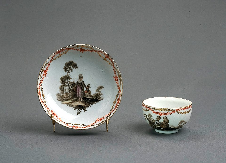 Porslin. Kopp med fat. Figur och naturmotiv - Hallwylska museet - 89151